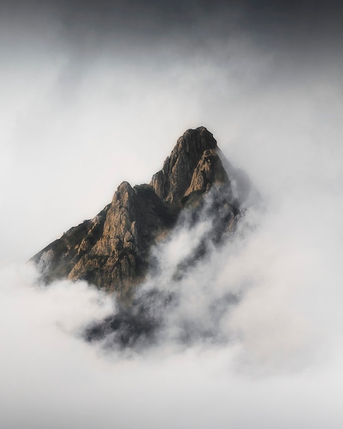 Sommet des Alpes juliennes couvert de brouillard épais