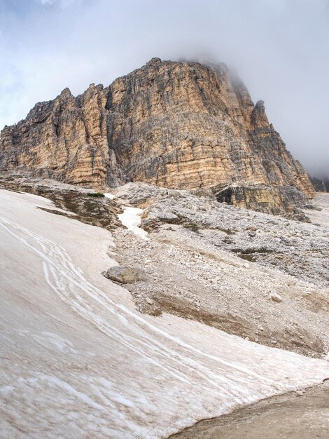 Photo le sommet brumeux du sasso di landro, les roches massives de tre cime di lavaredo, les dolomites en italie