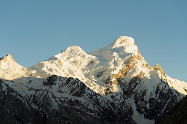 Sommet de la chaîne himalayenne, recouvert de neige. Ladakh-Inde. style rétro