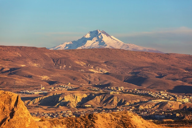 Sommet couvert de neige du mont Erciyes vue de la Cappadoce, Göreme, Turquie