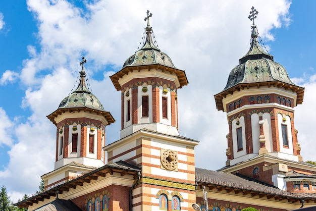 Le sommet du monastère de Sinaia en Roumanie