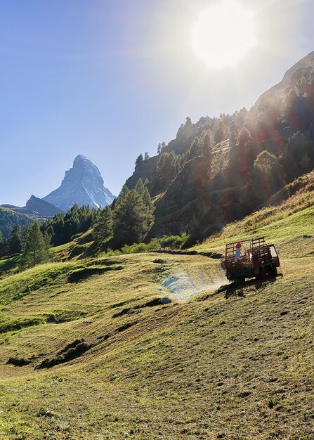 Sommet du mont Cervin et travaux agricoles à Zermatt, de Suisse en été. Avec des rayons spéciaux de lumière et de soleil