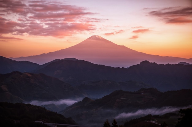 Le sommet du mont. Fuji au lever du soleil à Shizuoka, au Japon.