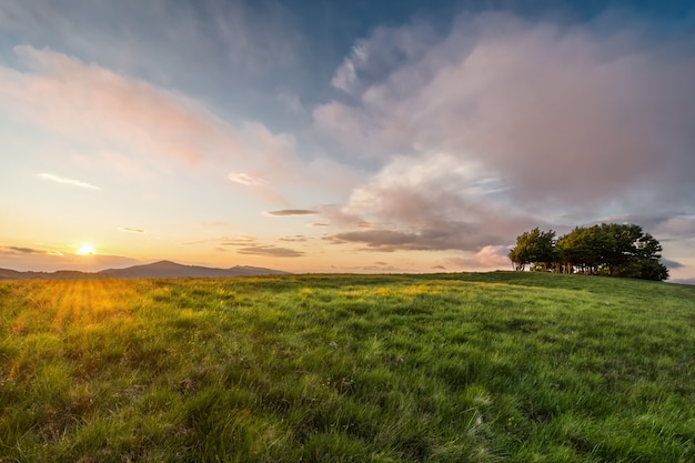 Le sommet du mont Pratomagno en Toscane au coucher du soleil (Italie). Une montagne particulière dont le sommet est constitué par une grande pelouse avec peu de végétation.