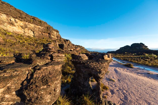 Sommet du mont Roraima pierres noires volcaniques Venezuela