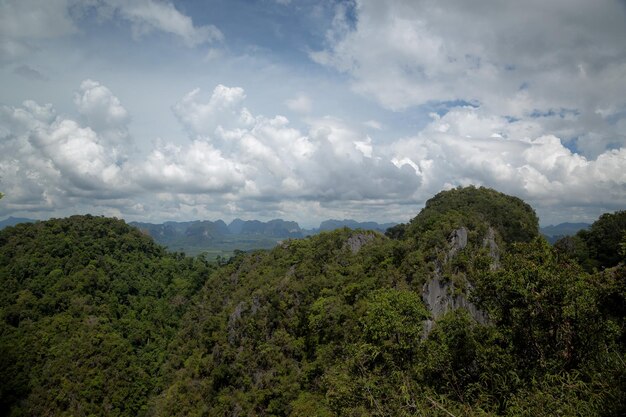 Le sommet du temple Tiger Cave Wat Tham Suea région de Krabi Thaïlande Au sommet de la montagne il y a une grande statue de Bouddha en or qui est une attraction touristique populaire