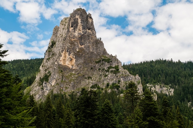 Le sommet de la montagne de l&#39;autel du canyon de Bicaz