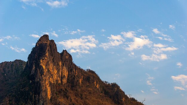 Sommet de la montagne et le ciel bleu avec fond de paysage nuage