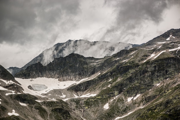 Sommet de montagne couvert de nuages