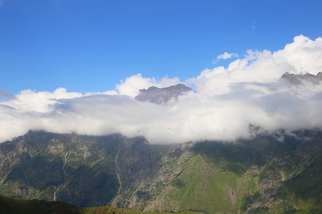 Un sommet de montagne dans les nuages