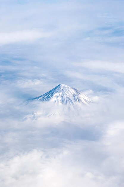 Sommet de la montagne dans les nuages