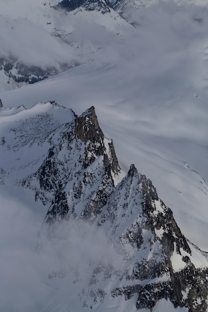 Sommet de montagne à distance recouvert de neige en Colombie-Britannique fond aérien