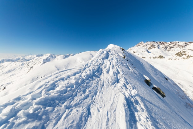 Sommet de montagne enneigé