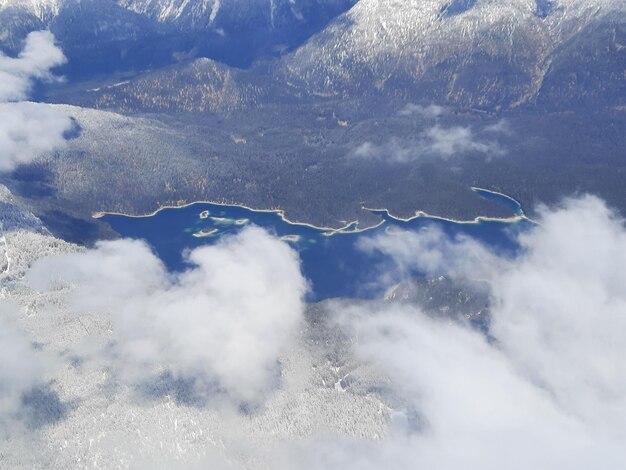 Le sommet de la montagne enneigée en Autriche Vue des Alpes depuis le Zugspitze, la plus haute montagne du Ger