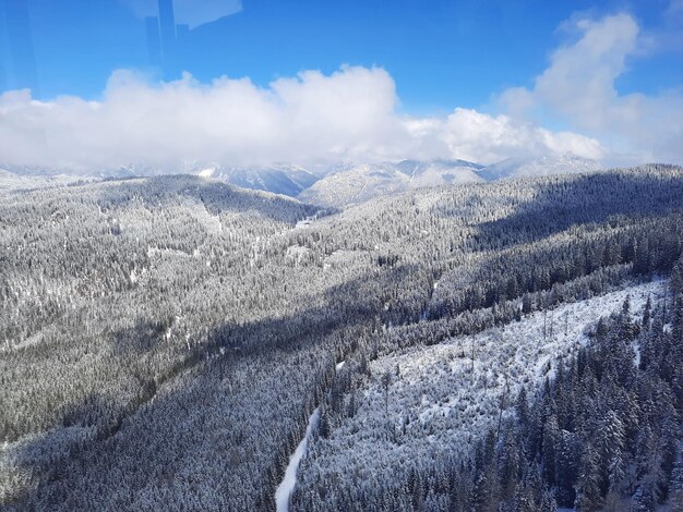 Photo le sommet de la montagne enneigée en autriche vue des alpes depuis le zugspitze, la plus haute montagne du ger