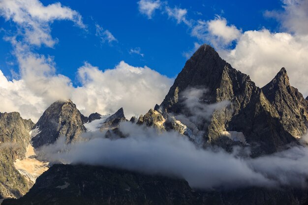 Sommet de la montagne avec glacier, dans les nuages. Vue sur la chaîne du Caucase, en Russie.