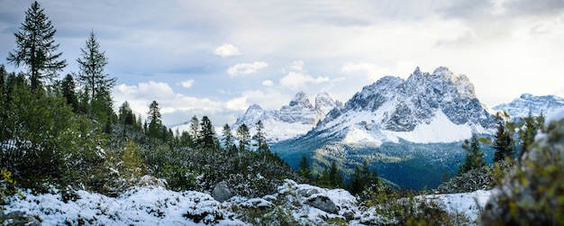 Un sommet de montagne en hiver, Dolomites, Italie