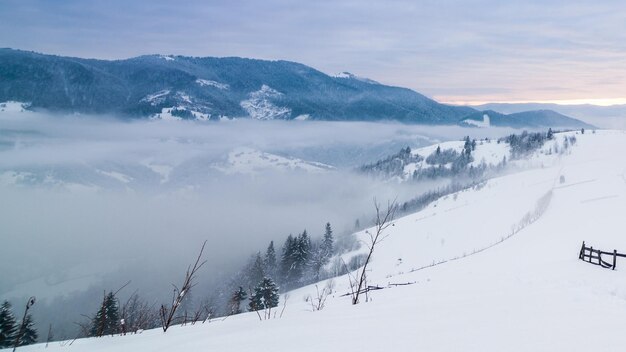 Sommet de montagne avec neige soufflée par le vent Paysage d'hiver Journée froide avec de la neige