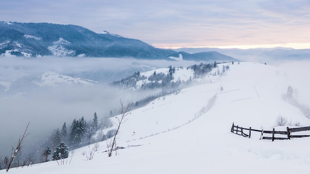 Sommet de montagne avec neige soufflée par le vent Paysage d'hiver Journée froide avec de la neige