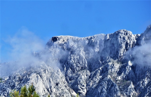 Sommet de montagne avec nuages et ciel bleu clair