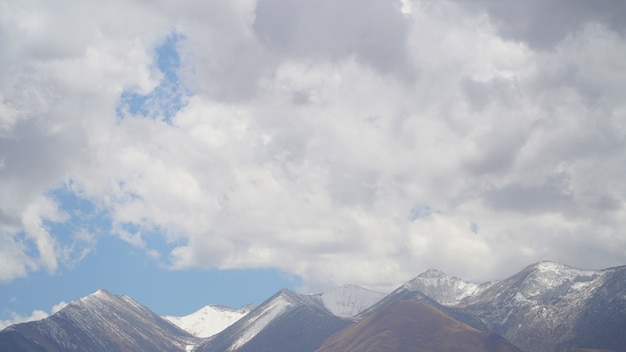 Sommet de la montagne avec quelques nuages ​​et ciel bleu clair