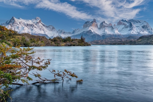 Le sommet de la montagne sur la rive du lac Lago del Pehoe dans le parc national de Torres del Paine, en Patagonie, au Chili