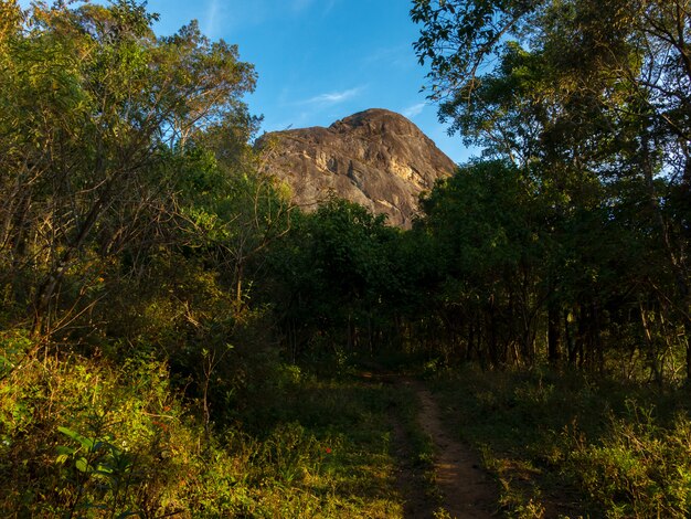 Photo sommet de la montagne rocheuse d'ana chata