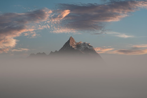 Le sommet de la montagne s'élève au-dessus des nuages. Vue aérienne