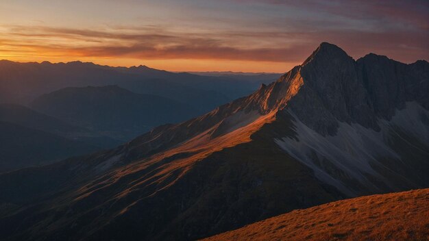 Un sommet de montagne solitaire se dresse haut contre la toile d'un coucher de soleil ardent jetant de longues ombres au-dessus