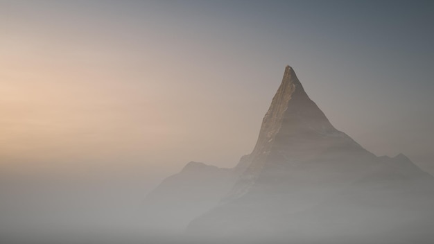 Le sommet de la montagne sort des nuages.