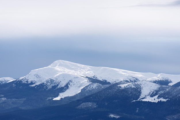 Sommet de la montagne sous la neige