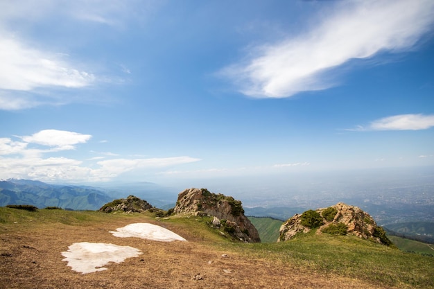 Sommet de la montagne Trois frères surplombant la ville d'Almaty un célèbre sentier de randonnée