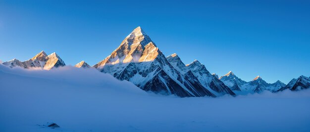 Le sommet des montagnes tibétaines couvertes de neige un magnifique panorama des montagnes au coucher du soleil du jour génératif ai