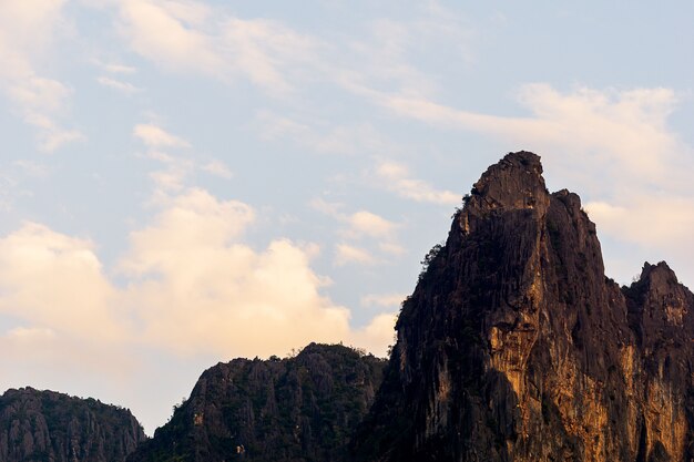 Sommet de paysage de montagne et ciel nuageux nature