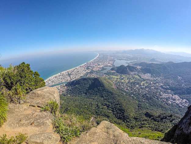 Sommet De Pierre Gavea à Rio De Janeiro Avec Un Beau Ciel Bleu.