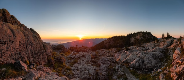 Sommet rocheux du paysage de montagne canadien Ciel ensoleillé au coucher du soleil Haut du mont Seymour