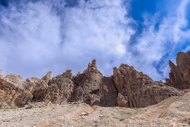 Sommets des Dolomites sur fond de beau ciel bleu. Tyrol du Sud, Italie