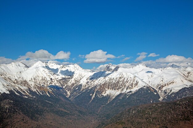 Des sommets enneigés contre le ciel bleu.