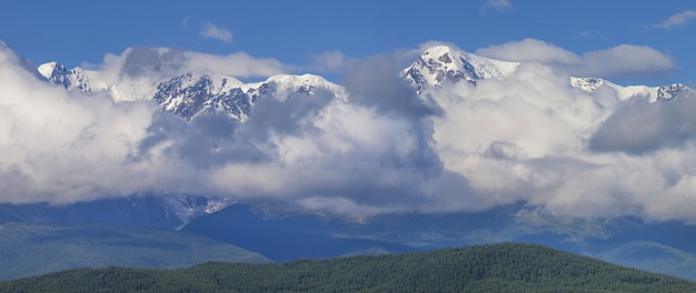 Sommets enneigés dans les nuages