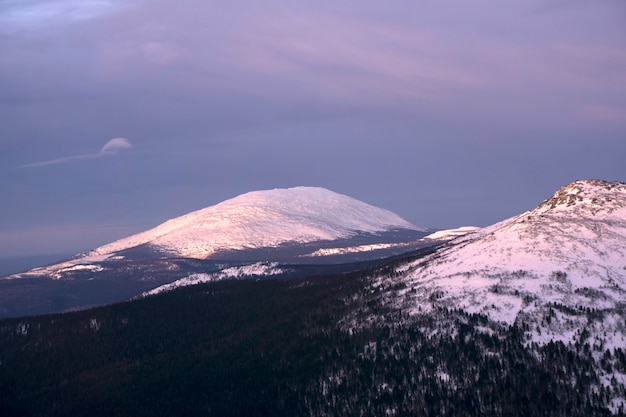 Les sommets enneigés du nord de l'Oural, illuminés par le faible soleil du matin,
