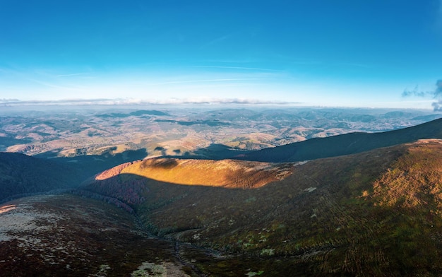 Sommets enneigés de haute montagne couverts d'ombres nuageuses