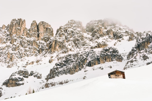 Des sommets enneigés en hiver. Alpes Dolomites, Italie