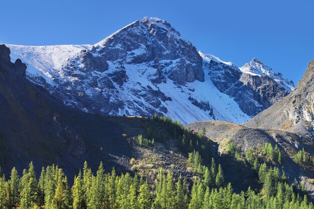 Photo sommets enneigés un matin d'été