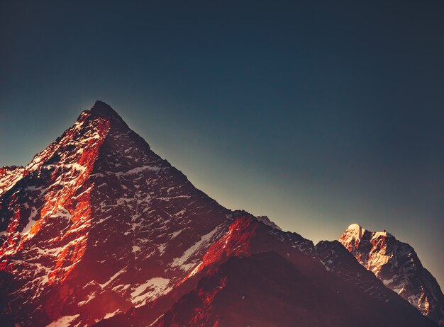 Les sommets enneigés de la montagne Thamserku Himalaya