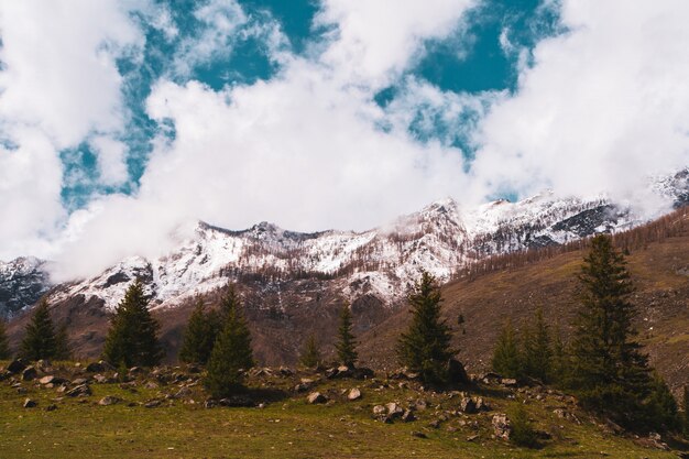 Sommets enneigés des montagnes de l&#39;Altaï contre le ciel