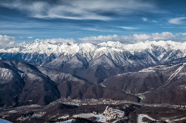 Sommets de haute montagne recouverts de neige par une journée claire et ensoleillée