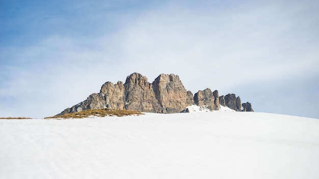 Sommets majestueux en hiver dans les Alpes