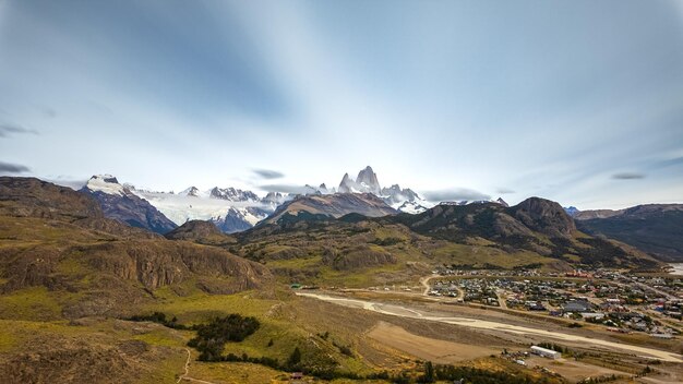 Photo des sommets majestueux surplombant un paysage urbain serein