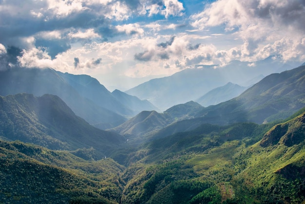 Photo les sommets des montagnes avec un ciel bleu à sa pa vietnam