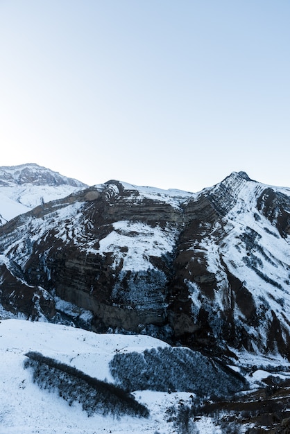 Sommets des montagnes couvertes de neige, montagnes d'hiver